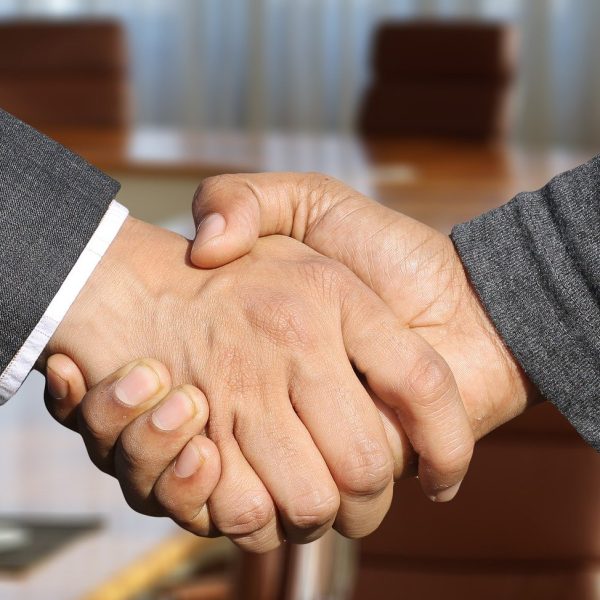 shaking-hands-3091906-1920